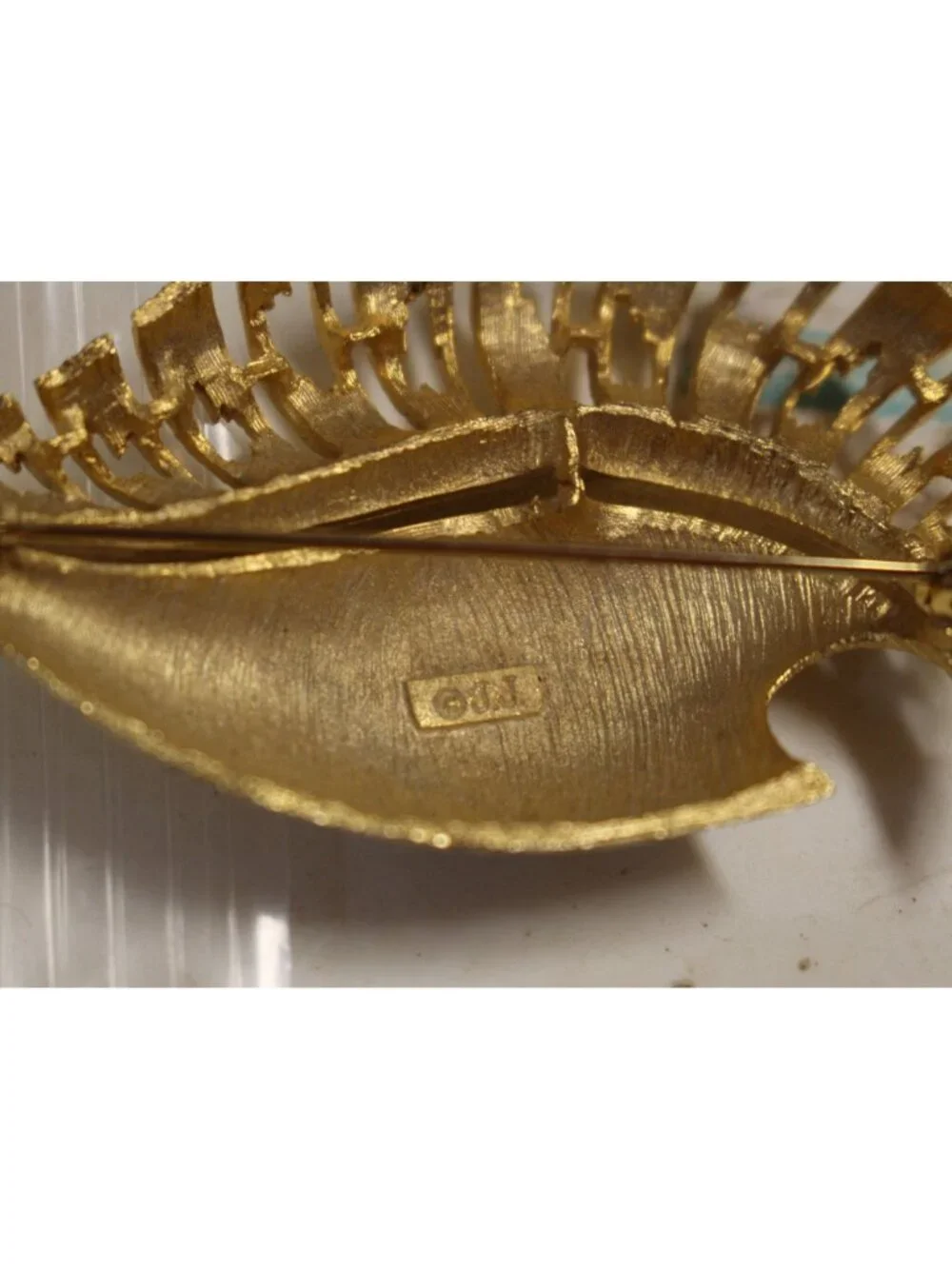 Vintage Signed JJ Jonette Jewelry Gold Tone Textured Open Work Leaf Brooch Pin